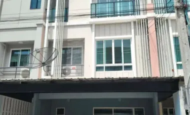 For rent 3 bedrooms townhouse in Suan Luang, Bangkok