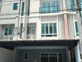 For rent 3 bedrooms townhouse in Suan Luang, Bangkok