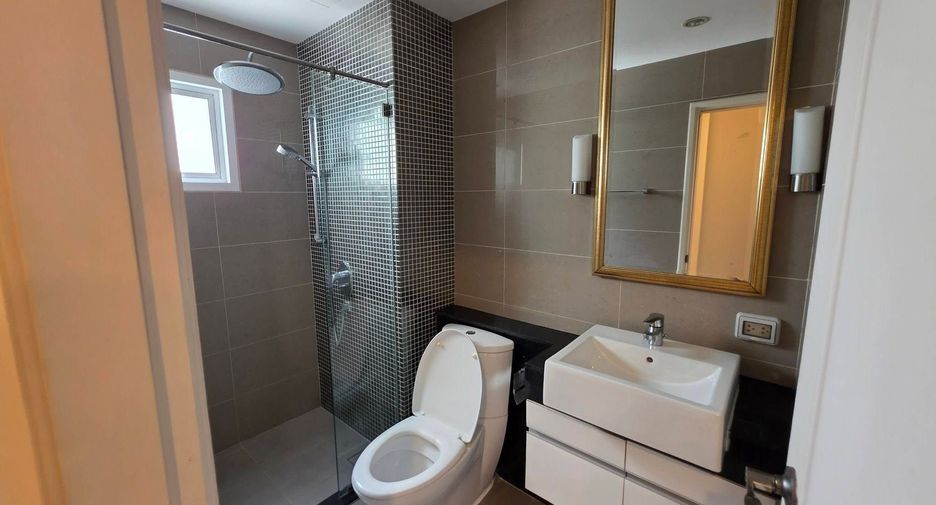 For rent 3 bedrooms condo in Huai Khwang, Bangkok