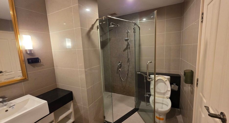 For rent 3 bedrooms condo in Huai Khwang, Bangkok