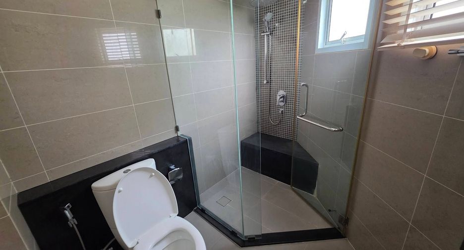 For rent 3 bedrooms condo in Huai Khwang, Bangkok