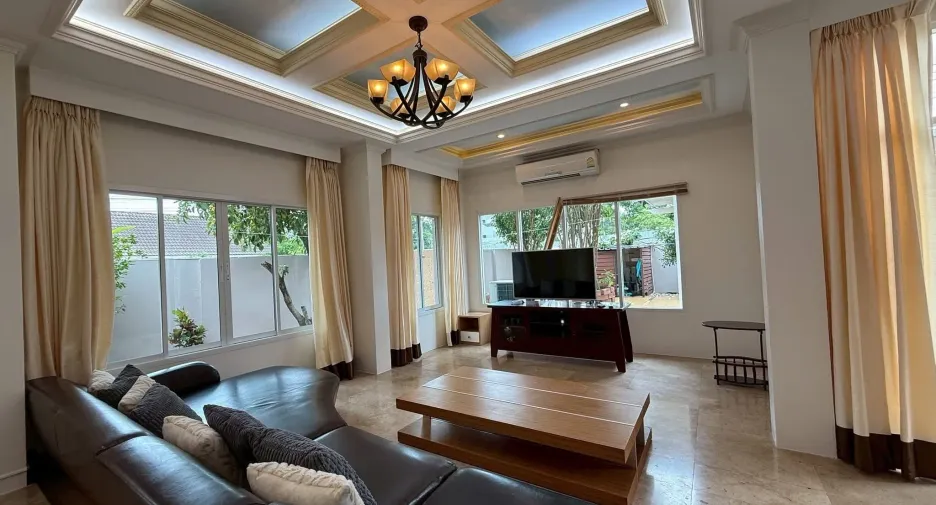 For sale and for rent 5 bedrooms house in Mueang Chiang Mai, Chiang Mai
