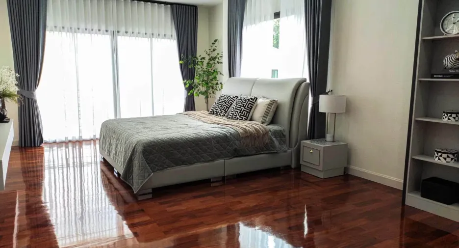 Casa en venta y en alquiler de 5 habitaciones en Lat Krabang, Bangkok
