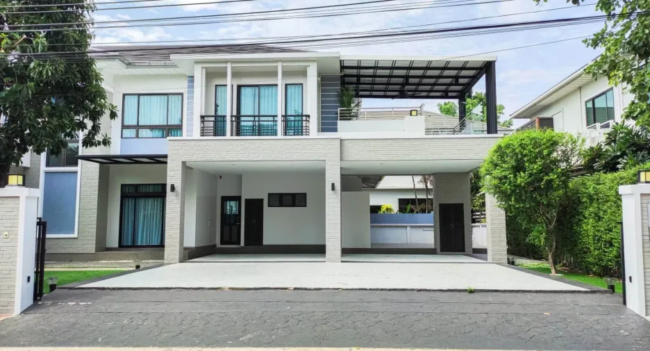 Casa en venta y en alquiler de 5 habitaciones en Lat Krabang, Bangkok