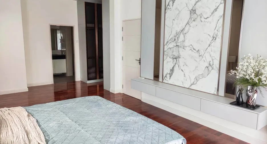 Casa en venta y en alquiler de 5 habitaciones en Lat Krabang, Bangkok