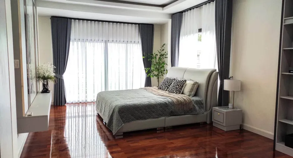Casa en venta y en alquiler de 5 habitaciones en Lat Krabang, Bangkok