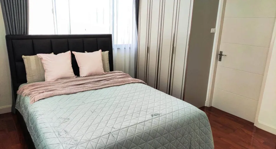 Casa en venta y en alquiler de 5 habitaciones en Lat Krabang, Bangkok