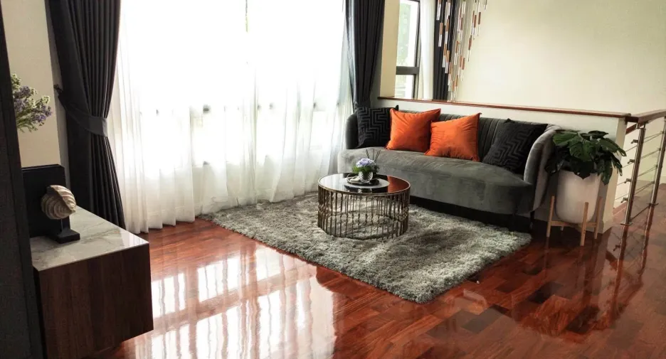 Casa en venta y en alquiler de 5 habitaciones en Lat Krabang, Bangkok