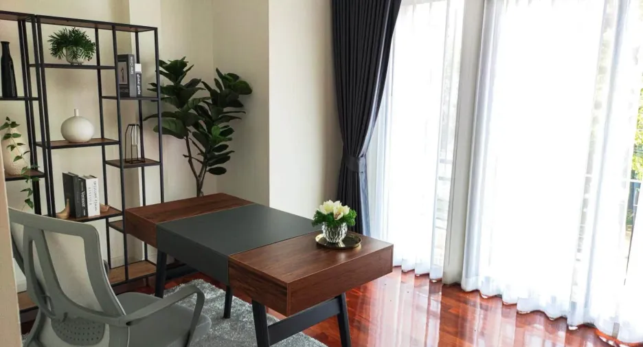 Casa en venta y en alquiler de 5 habitaciones en Lat Krabang, Bangkok