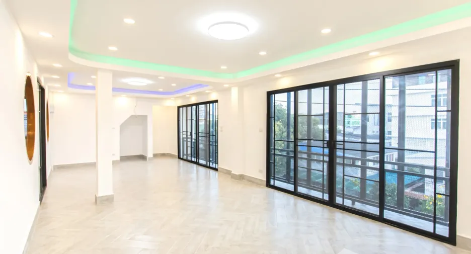 Casa en venta de 7 habitaciones en Huai Khwang, Bangkok