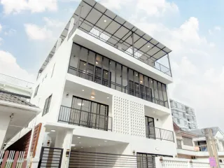 Casa en venta de 7 habitaciones en Huai Khwang, Bangkok