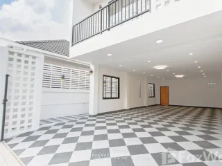 Casa en venta de 7 habitaciones en Huai Khwang, Bangkok