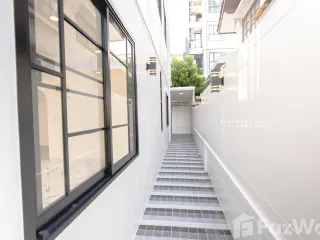 Casa en venta de 7 habitaciones en Huai Khwang, Bangkok