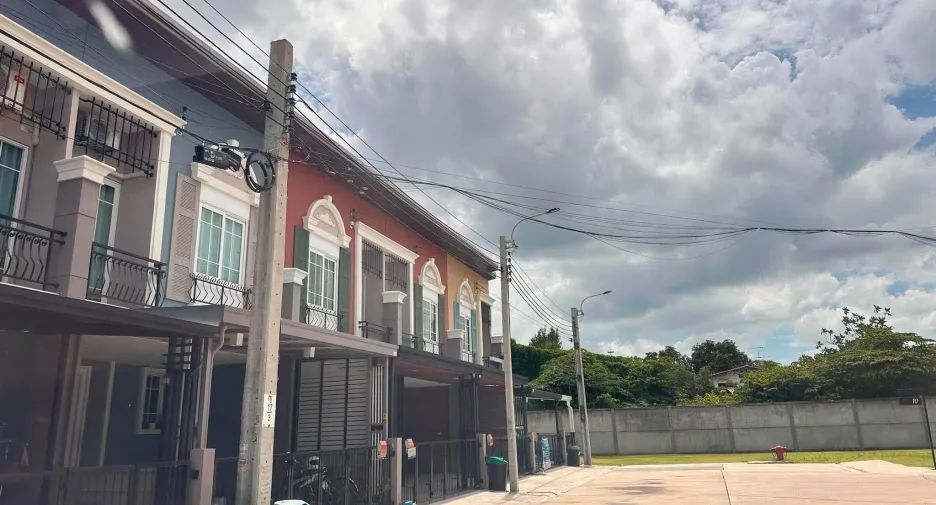 For rent 4 bedrooms townhouse in Mueang Nonthaburi, Nonthaburi