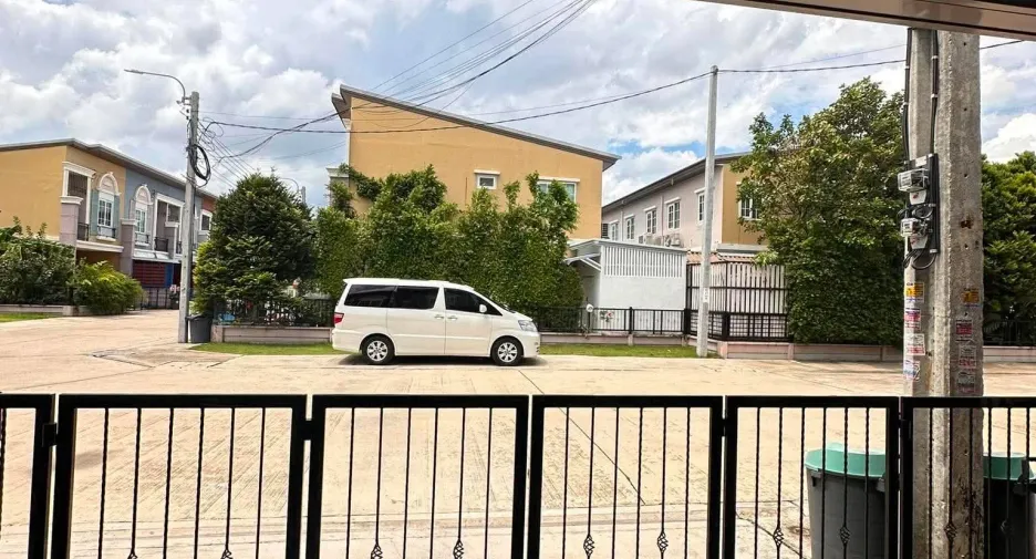 For rent 4 bedrooms townhouse in Mueang Nonthaburi, Nonthaburi