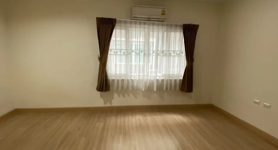 For rent 3 bedrooms townhouse in Bang Bua Thong, Nonthaburi