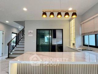 Casa en alquiler y en venta de 4 habitaciones en Bang Phli, Samut Prakan