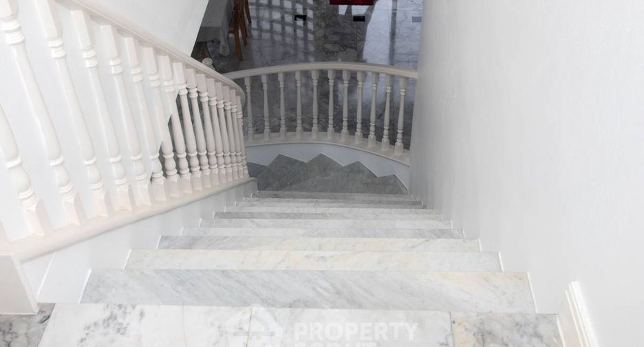 For rent 3 bedrooms condo in Bang Phlat, Bangkok