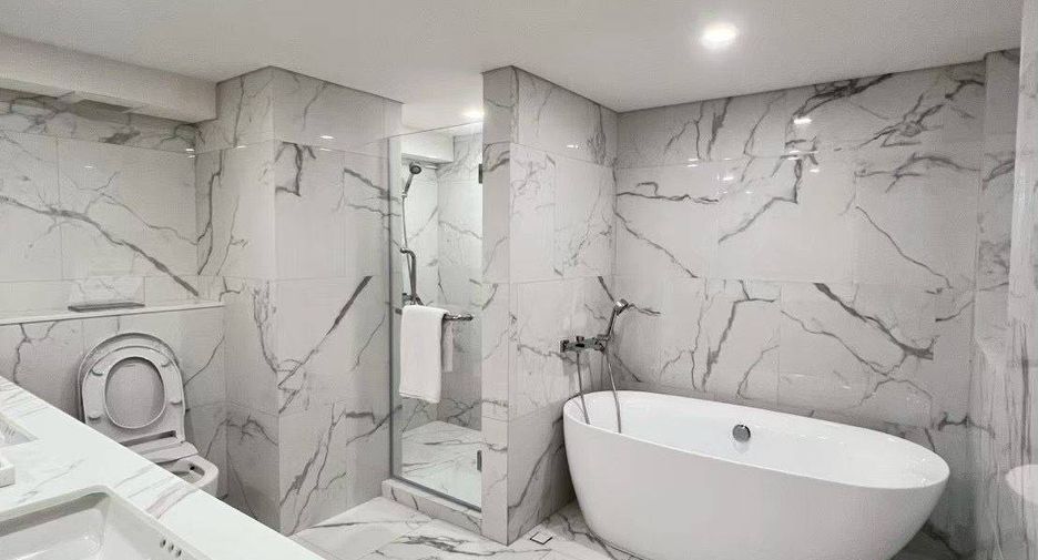 For sale 2 bedrooms condo in Huai Khwang, Bangkok