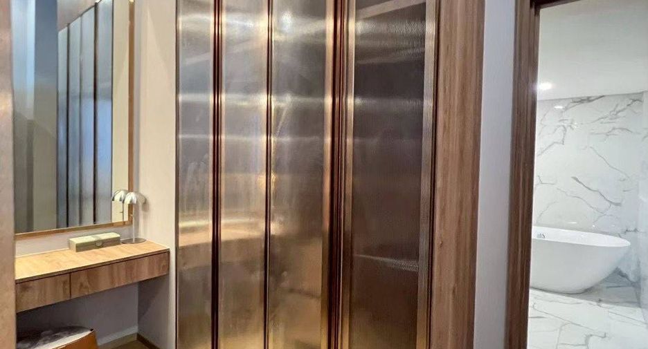For sale 2 bedrooms condo in Huai Khwang, Bangkok