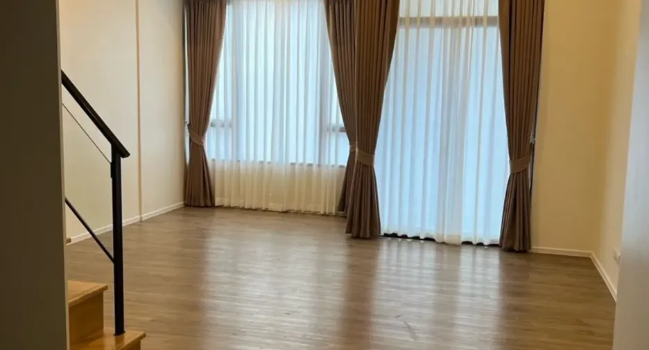 For sale 3 bedrooms condo in Huai Khwang, Bangkok