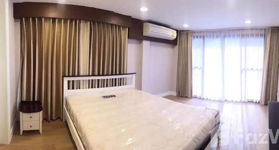 For rent 3 bedrooms townhouse in Watthana, Bangkok