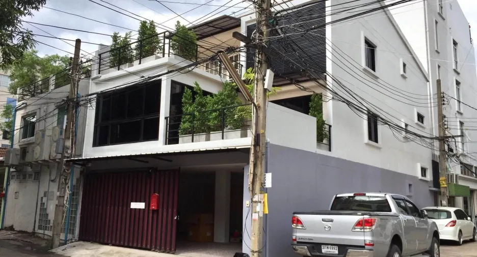 For rent 3 bedrooms townhouse in Watthana, Bangkok