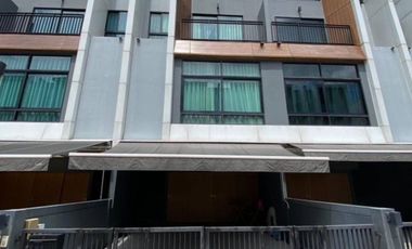 For rent 3 bedrooms townhouse in Suan Luang, Bangkok