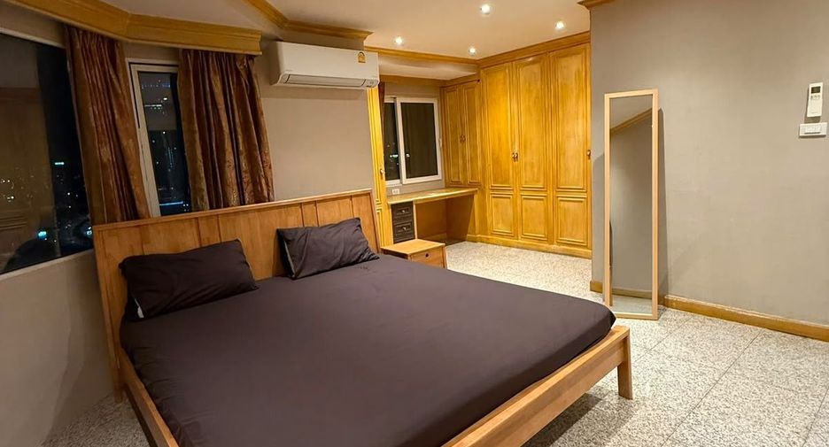 For rent 2 bedrooms condo in Yan Nawa, Bangkok