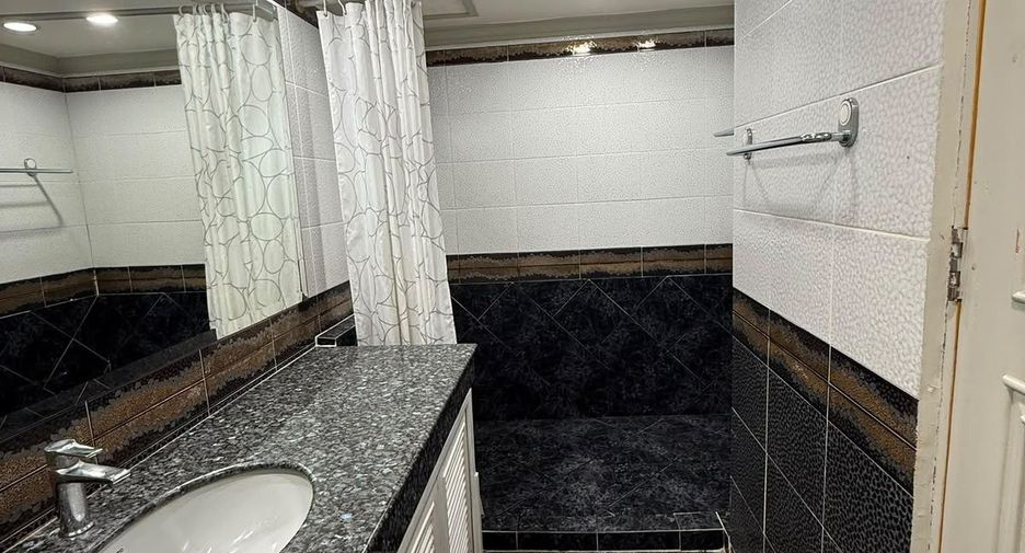 For rent 2 bedrooms condo in Yan Nawa, Bangkok