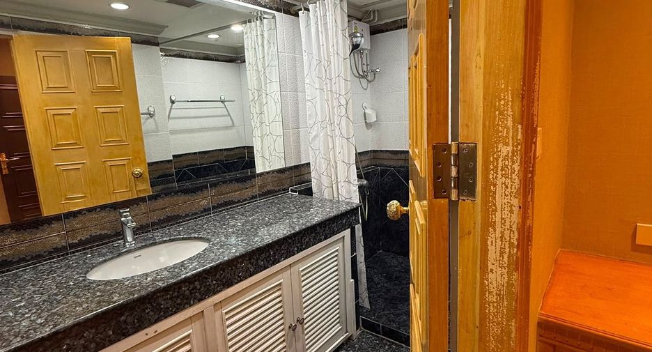 For rent 2 bedrooms condo in Yan Nawa, Bangkok