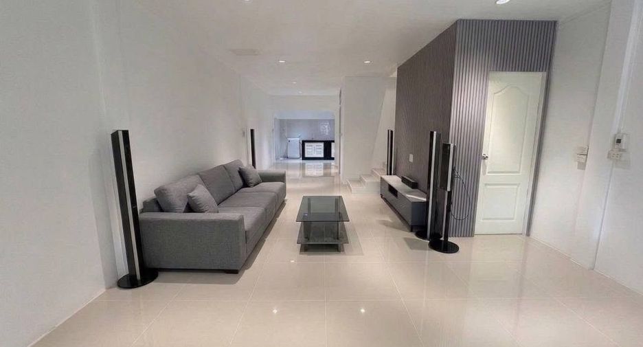 For rent 3 bedrooms townhouse in Bang Na, Bangkok