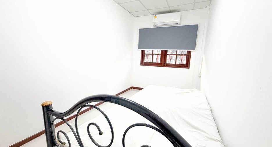 For rent 3 bedrooms townhouse in Bang Na, Bangkok