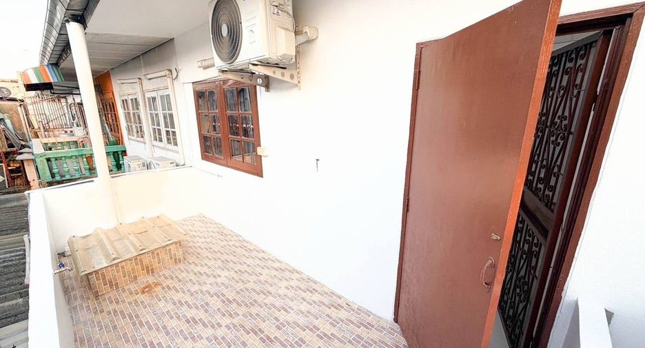 For rent 3 bedrooms townhouse in Bang Na, Bangkok