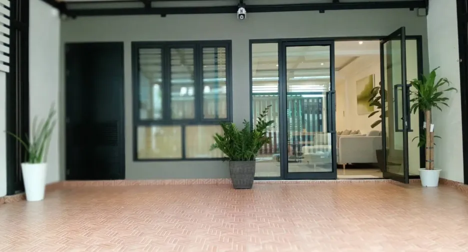 For rent 3 bedrooms townhouse in Watthana, Bangkok