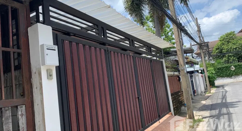 For rent 3 bedrooms townhouse in Watthana, Bangkok