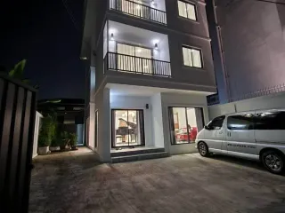 For rent 3 bedrooms townhouse in Watthana, Bangkok