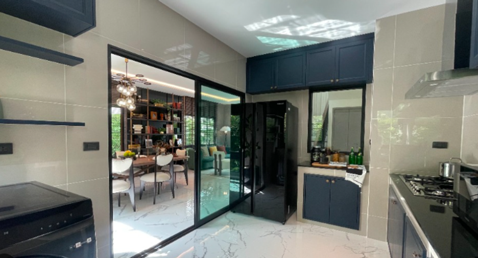 For sale 4 bedrooms house in Don Mueang, Bangkok