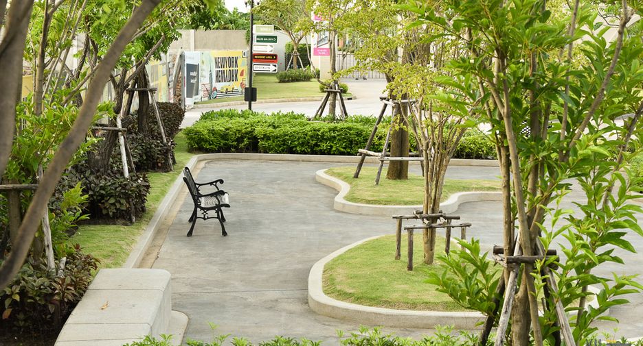 For sale 2 bedrooms townhouse in Bang Sao Thong, Samut Prakan