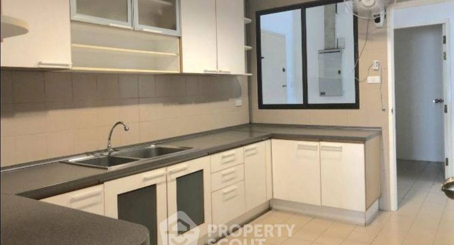 For rent 2 bedrooms apartment in Pathum Wan, Bangkok