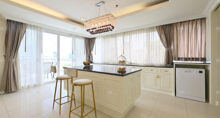 For rent 4 bedrooms condo in Watthana, Bangkok
