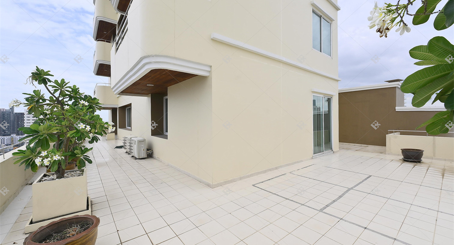 For rent 4 bedrooms condo in Watthana, Bangkok