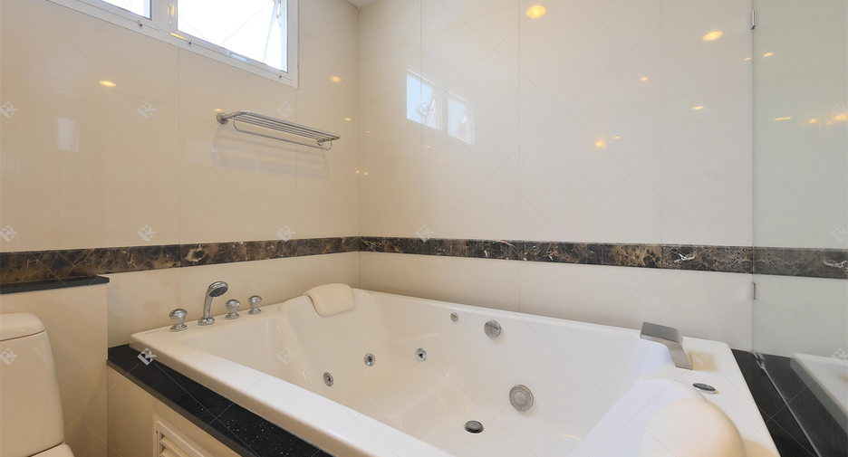 For rent 4 bedrooms condo in Watthana, Bangkok
