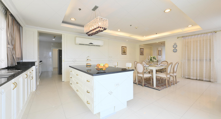 For rent 4 bedrooms condo in Watthana, Bangkok