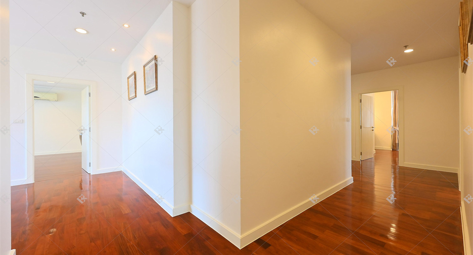 For rent 4 bedrooms condo in Watthana, Bangkok