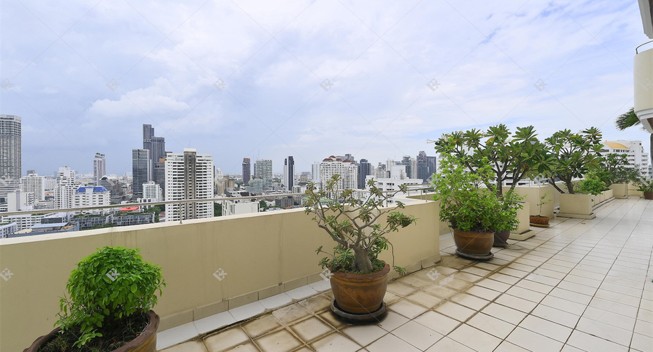 For rent 4 bedrooms condo in Watthana, Bangkok