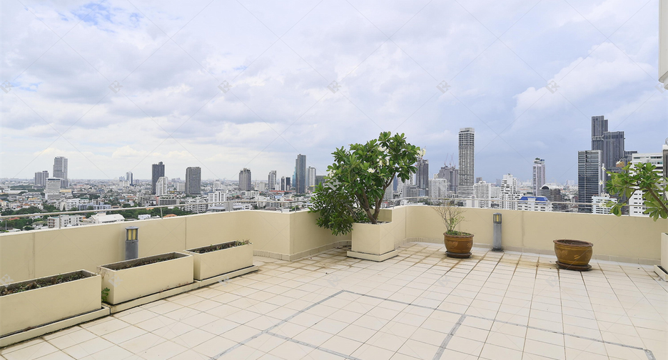 For rent 4 bedrooms condo in Watthana, Bangkok