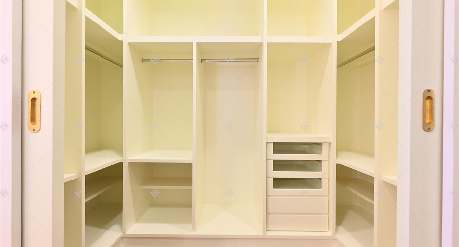 For rent 4 bedrooms condo in Watthana, Bangkok