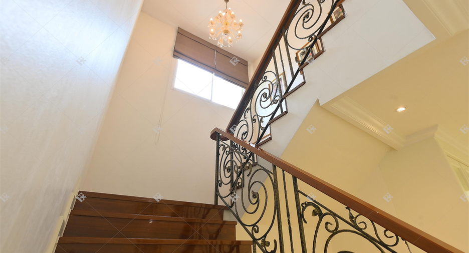 For rent 4 bedrooms condo in Watthana, Bangkok