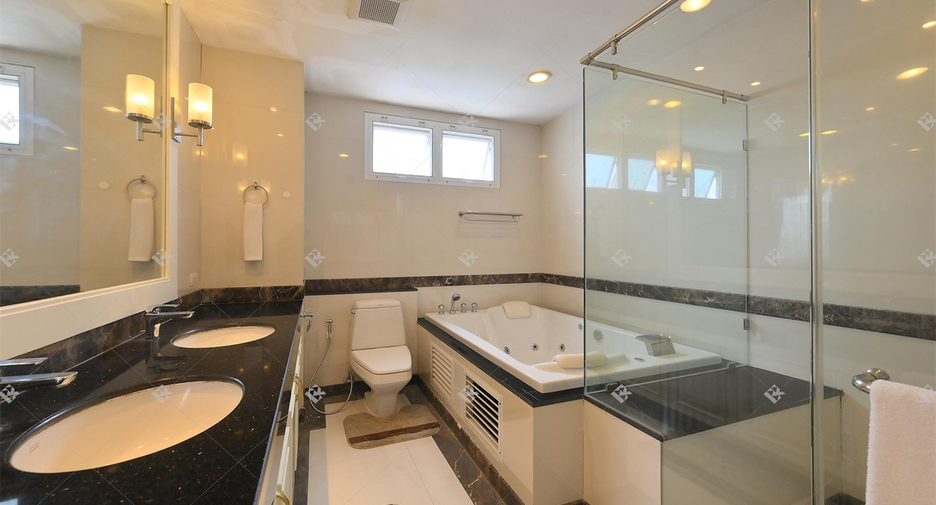 For rent 4 bedrooms condo in Watthana, Bangkok